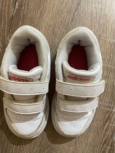 24 Beden beyaz Renk Adidas spor ayakkabı