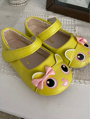 Kız bebek sarı ayakkabı