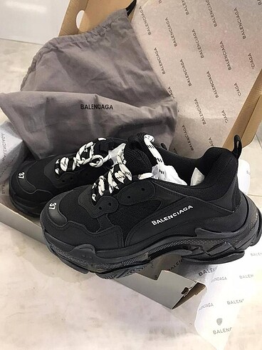 Balenciaga Triple s