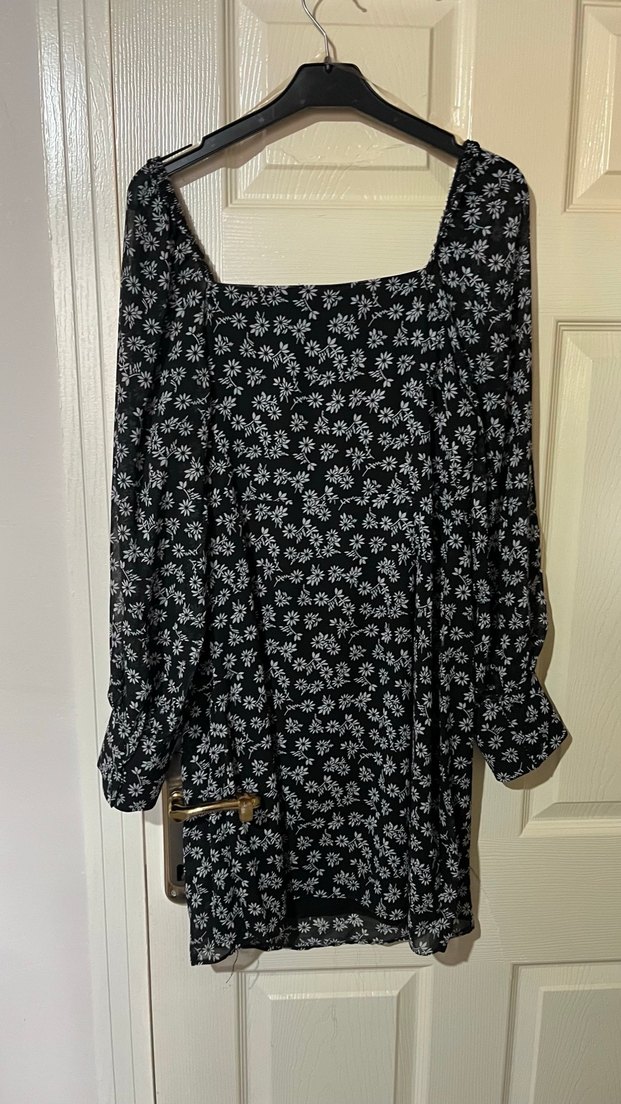 Uzun Kollu Siyah Çiçekli Midi Elbise - Görsel 2