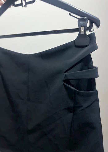 Siyah Kemer Detaylı Mini Etek - Görsel 4