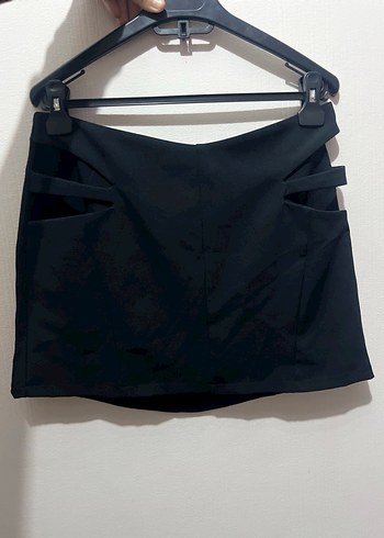 Siyah Kemer Detaylı Mini Etek - Görsel 2