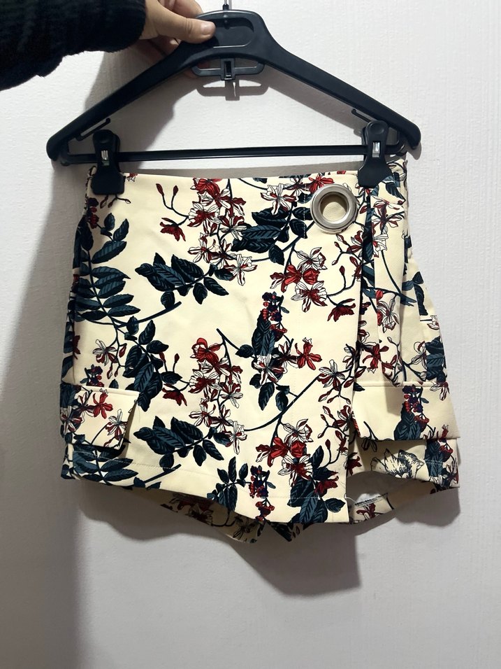 Beyaz Desenli Kemerli Mini Etek şortlu - Görsel 3