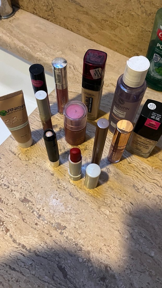 Bej Tonlarında Makyaj Ürünleri Seti - Görsel 2