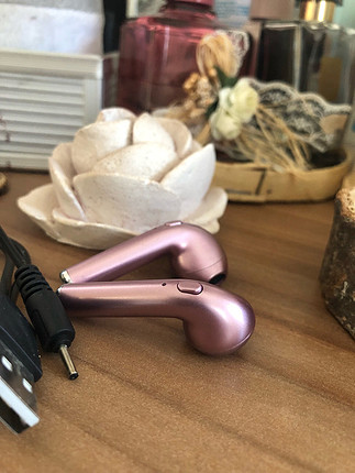 Pembe kulaklıklar