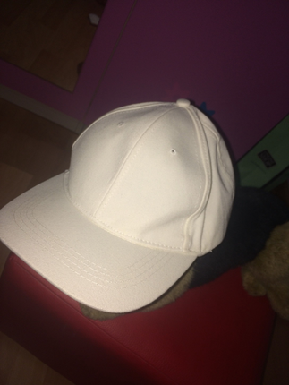 Beyaz Bershka şapka