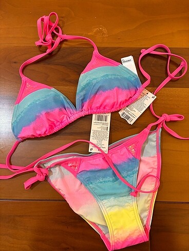 Sıfır etiketli bikini takım