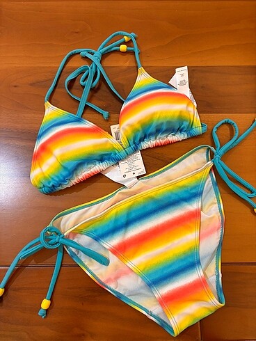 Sıfır etiketli bikini takım