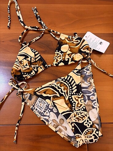 Sıfır etiketli bikini takım
