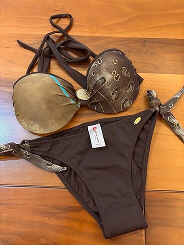 Sıfır etiketli bikini takım