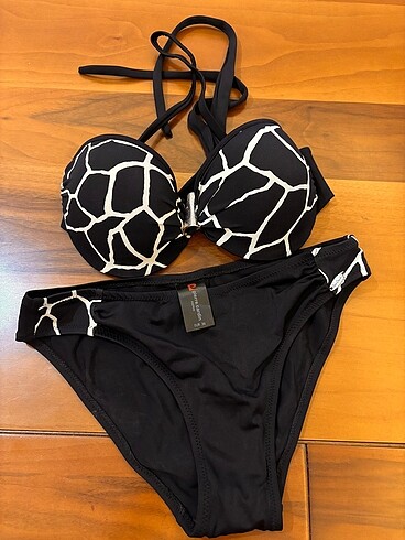 Sıfır etiketli bikini takım