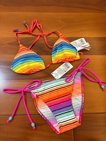 Sıfır etiketli bikini takım