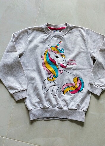 unicorn baskılı sweatshirt. 9 yaş