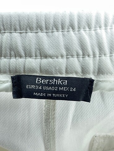 34 Beden beyaz Renk Bershka Kumaş Pantolon %70 İndirimli.
