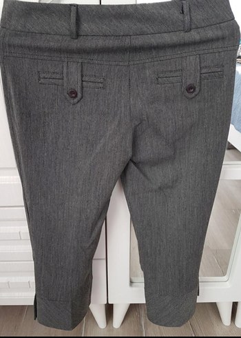 Gri Düğmeli Kadın Capri Kumaş Pantolon S/36 - Görsel 2