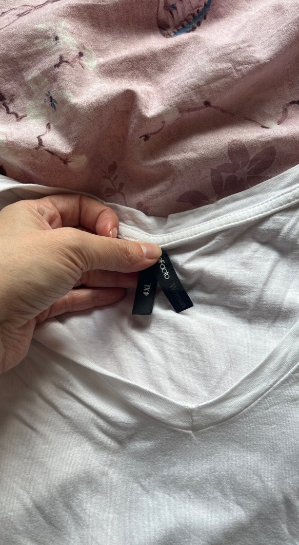 Beyaz V Yaka  Kadın Tişört - Görsel 2