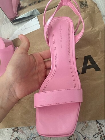 36 Beden pembe Renk Sadece 1 kere kullanılmış BERSHKA topuklu