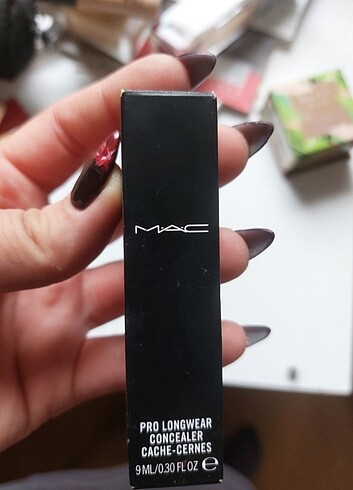 M.A.C. PRO LONGWEAR CONCEALER