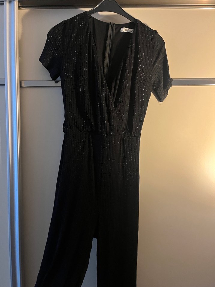 Siyah V Yakalı Piliseli Kadın Tulum - Görsel 2