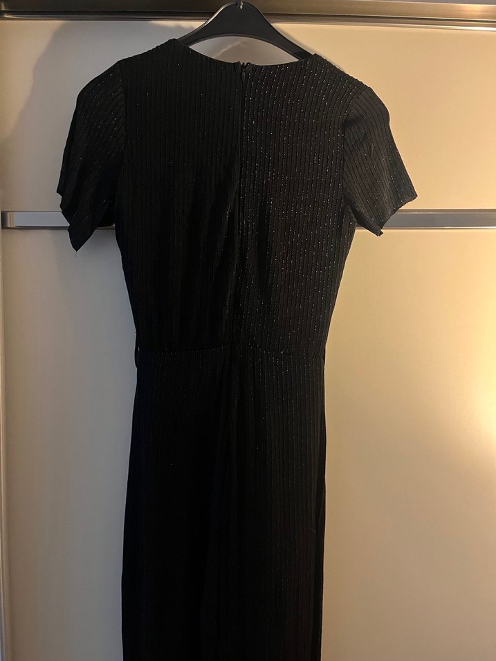 Siyah V Yakalı Piliseli Kadın Tulum - Görsel 3