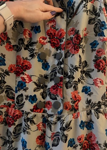 Çiçek Desenli Düğmeli Kolsuz Kadın Tulum - Görsel 3