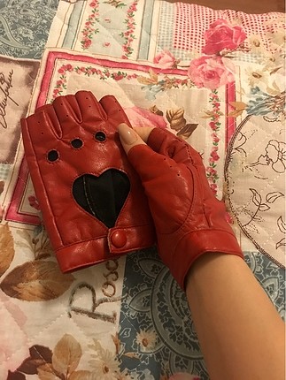 Kırmızı deri eldiven