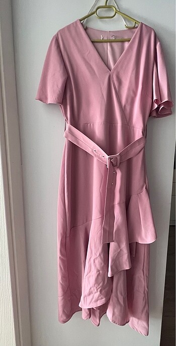 Pembe düğün elbisesi