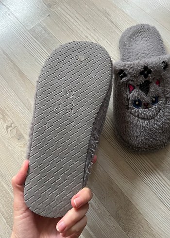 Gri Nakışlı Peluş Kadın Ev Terliği - Görsel 3