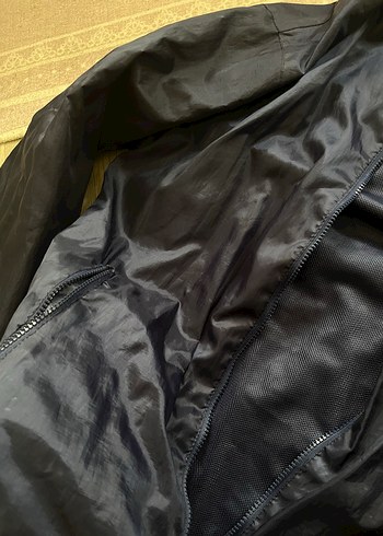 Erkek Mavi Kapüşonlu Yağmurluk ve Mango gömlek - Görsel 3