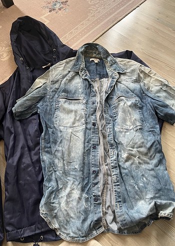 Erkek Mavi Kapüşonlu Yağmurluk ve Mango gömlek - Görsel 4