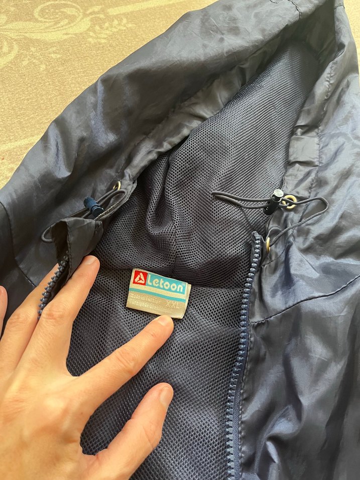 Erkek Mavi Kapüşonlu Yağmurluk ve Mango gömlek - Görsel 2