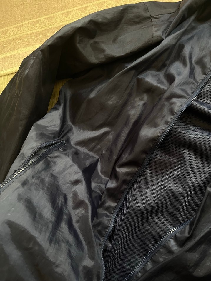 Erkek Mavi Kapüşonlu Yağmurluk ve Mango gömlek - Görsel 3