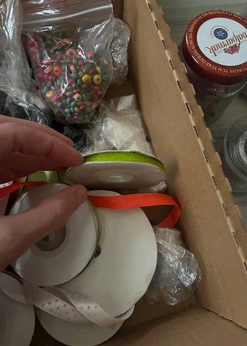 Bir kutu dolu El Sanatları Malzemeleri Seti - Görsel 3