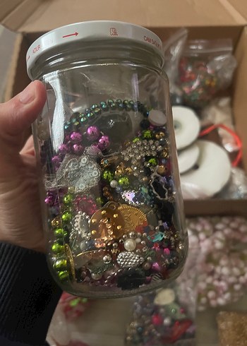 Bir kutu dolu El Sanatları Malzemeleri Seti - Görsel 4