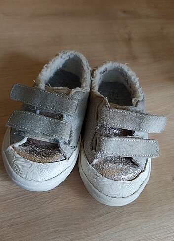 Zara 23 numara cırtlı bebek ayakkabısı