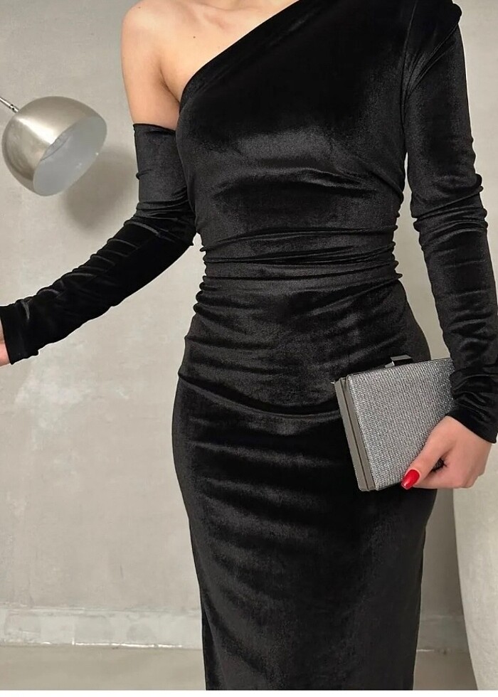 Kayık yaka kadife açık omuz siyah tasarım - Görsel 2