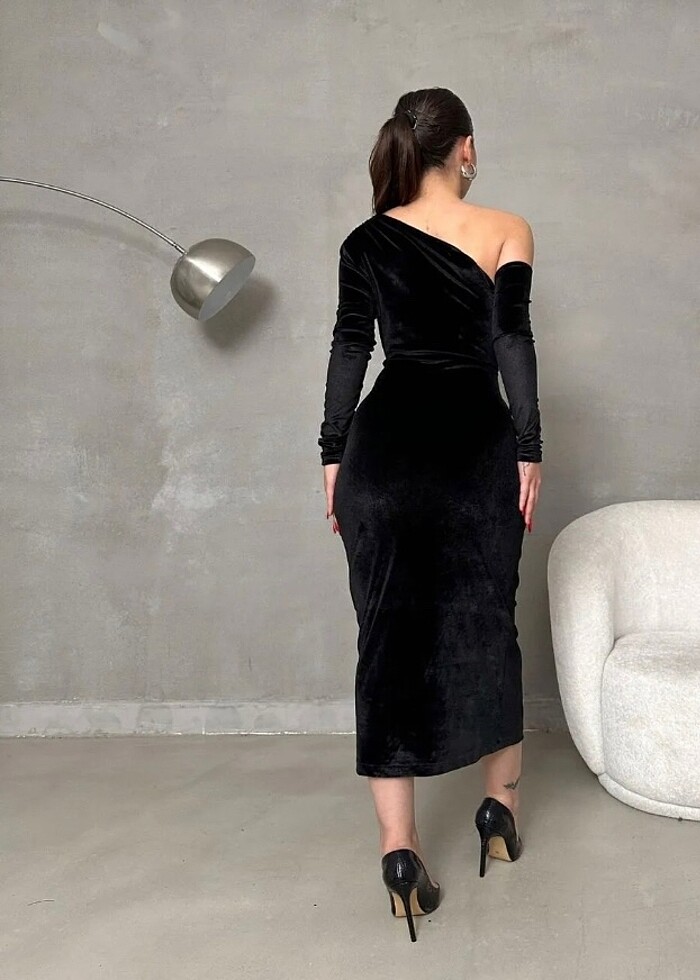 Kayık yaka kadife açık omuz siyah tasarım - Görsel 3