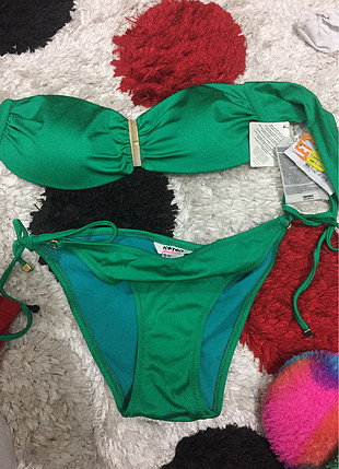 Etiketli yeşil bikini