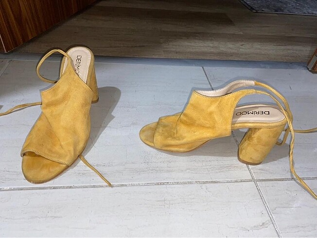 Derimod hardal sarısı sandalet