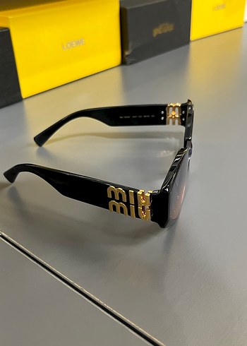 Klasik Şıklıkta Siyah Transparan Kadın Güneş Gözlüğü - Görsel 2