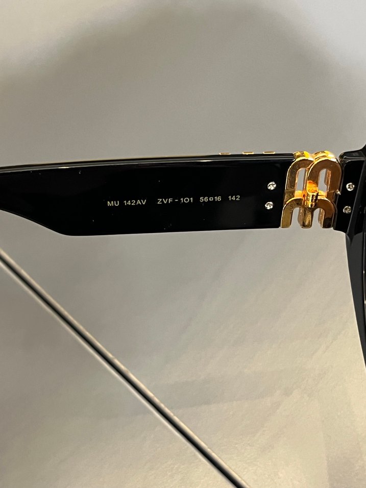 Klasik Şıklıkta Siyah Transparan Kadın Güneş Gözlüğü - Görsel 4