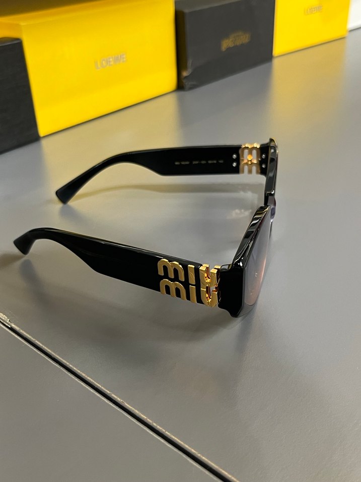 Klasik Şıklıkta Siyah Transparan Kadın Güneş Gözlüğü - Görsel 2