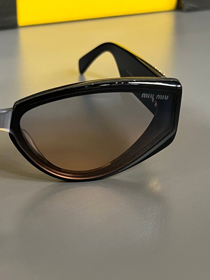 Klasik Şıklıkta Siyah Transparan Kadın Güneş Gözlüğü - Görsel 3