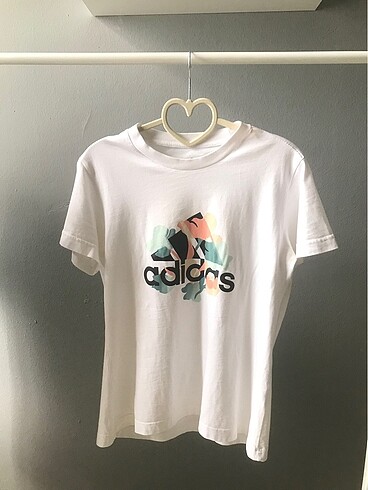 Adidas beyaz tişört, siyah tişört, tayt
