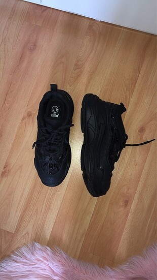 Elle siyah spor ayakkabı