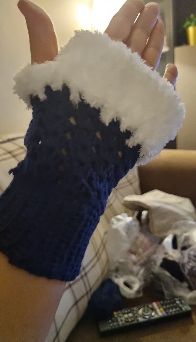 Beyaz Kürklü Örgü Eldiven - Görsel 2