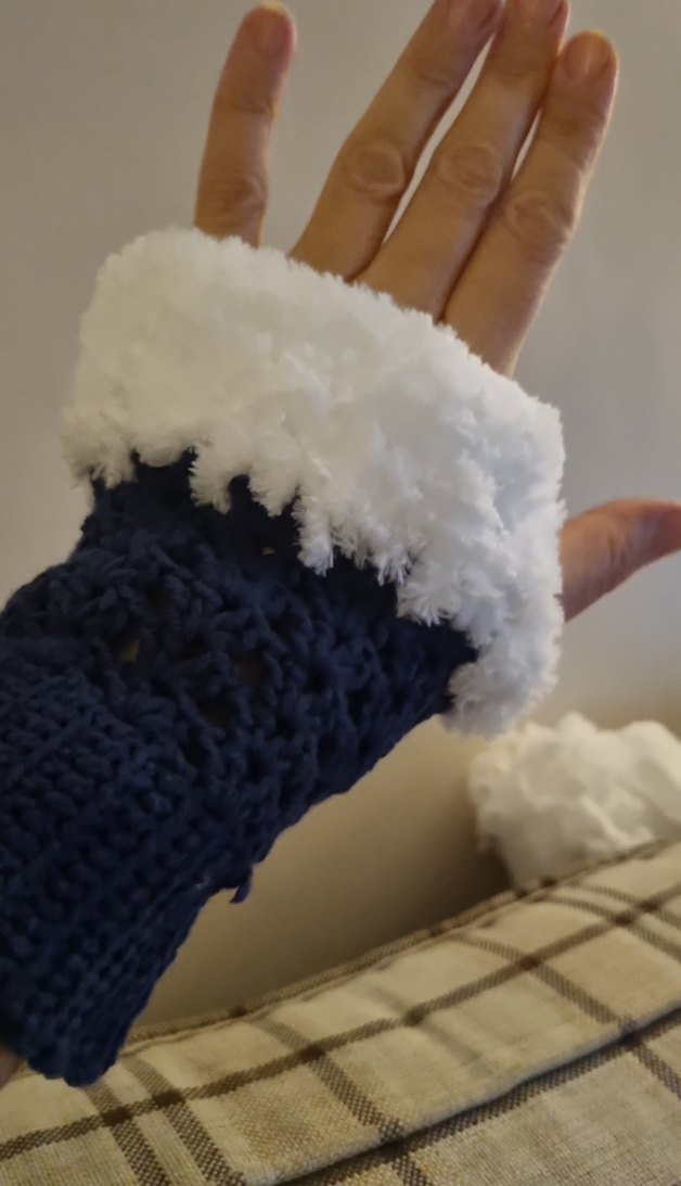 Beyaz Kürklü Örgü Eldiven - Görsel 3