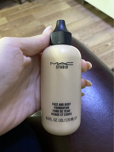 Mac face and body fondöten C1