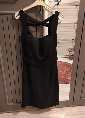Siyah sırt detay kısa elbise