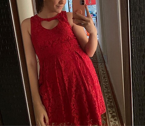 Kırmızı dantelli elbise